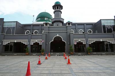 カンポンバルエリアにあるグレー外壁のモスク：Kampong Bharu Jamek Mosque