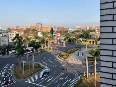 バルコニーからの景色は台南駅とロータリー