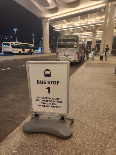 空港のバス乗場、奥に見えているのがホテルのシャトルバスです。