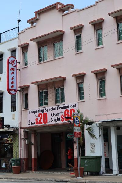 入口は1階道路沿い