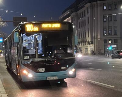 市内まではバス（100番に変更）も電車も便利。