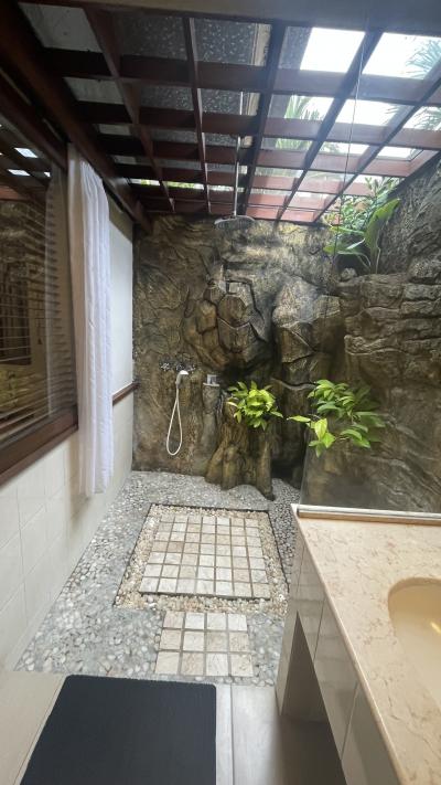 シャワーがオシャレです。浴槽もあります