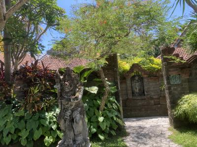 至る所に石造があって夜はライトアップされます