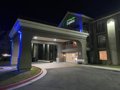 モーテル形式ではなくホテル形式の建物