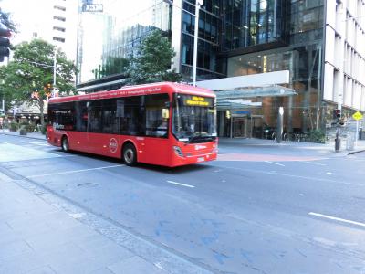 車体が赤色で目立つ