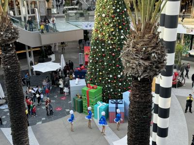 イベントスペースを中心にした、円形のショッピングモール