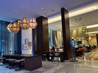 ロビーと奥はBAR