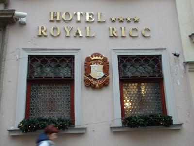 豪華な朝食とヨーロッパらしい内装の四つ星ホテル「ロイヤル・リック」