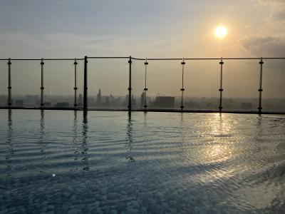 プールからの夕日