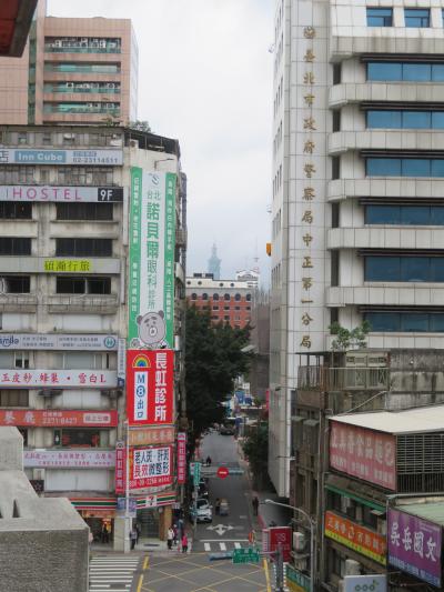 客室の窓からは遠くに台北１０１の高層ビルが見えました。