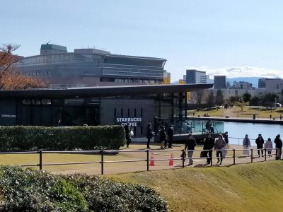 スタバは長蛇の列