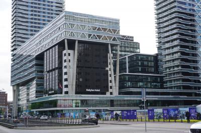 写真右手が中央駅、ホテルは手前側中央部になります。