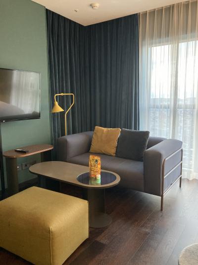 2泊目高層階ルームのソファスペースはきちんとリビングっぽい