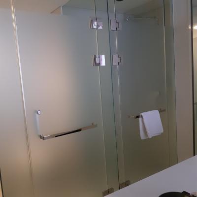 右がバスルーム、左がトイレ