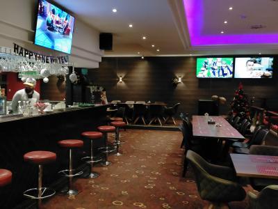 ボーリング場の併設のバー、別にフロントの横にもバーがある