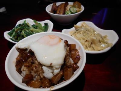 行列必至の魯肉飯屋さん