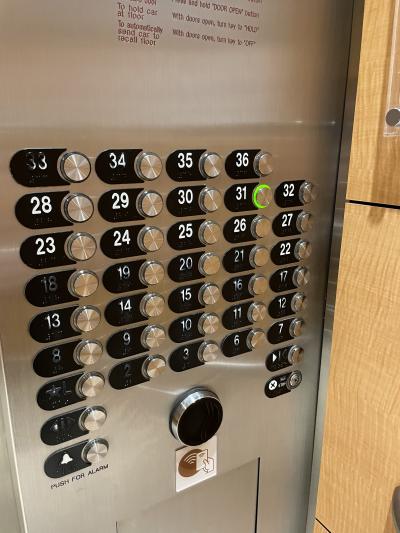 カードキーをかざしてランプが光ってる間に階数を押すエレベータ