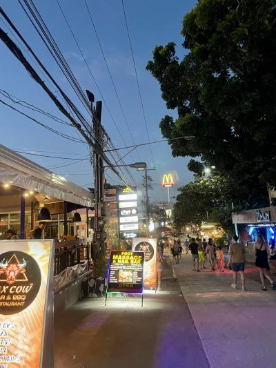 白い砂浜、夜は賑やか