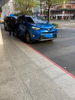 高級マンションのような車寄せ。建屋内は豪奢