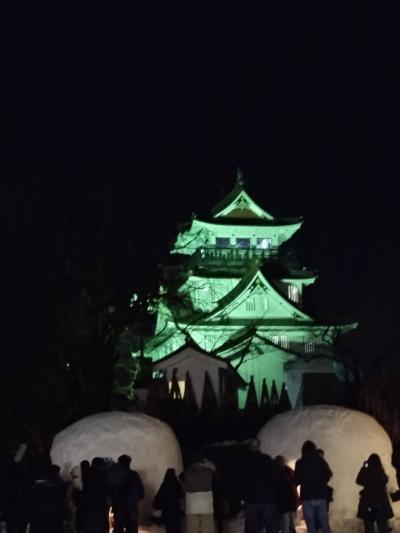 横手の小高い丘にある公園