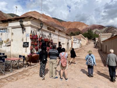 カラフルな地層の風景と古代からの交通交易の要所としての遺跡により世界遺産に登録されています