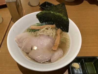 羽田空港第１ターミナル２F出発ゲートにあります