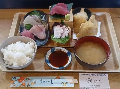 お刺身定食と青い海