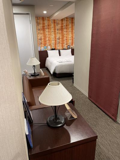 本に囲まれたホテルですが、ホテルとしてはあと一歩、いや三歩！