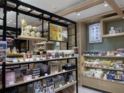 第1ターミナル2階で全国の地酒やワインをワンコインで飲み比べできます。