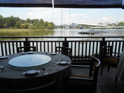 プトラジャヤ湖を眺めながら食事