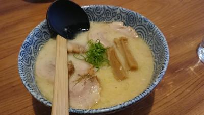 魚介豚骨スープに背脂がどっちゃり、 これが此所の(らー麺の)基本スタイル。