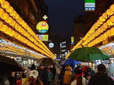 店頭に日本語表示があり、分かりやすい夜市です