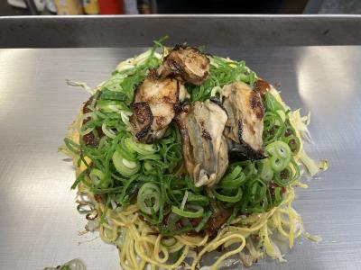 お好み焼きに広島産牡蠣をトッピング