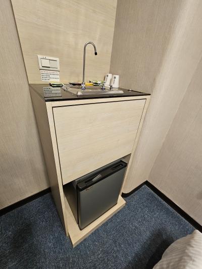 浄水器（温冷）と冷蔵庫（ミネラルウォーター入り）