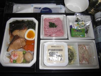 ANA羽田からミュンヘン空港への初フライト、B787-900の機内食は珍しくパックのお豆腐がありました。