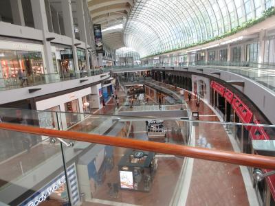 地下に広がる巨大なショッピングモールです。