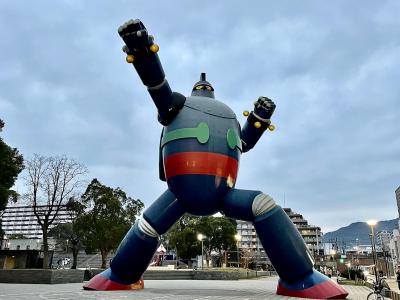 地下鉄新長田駅を上るとすぐの広場にあります