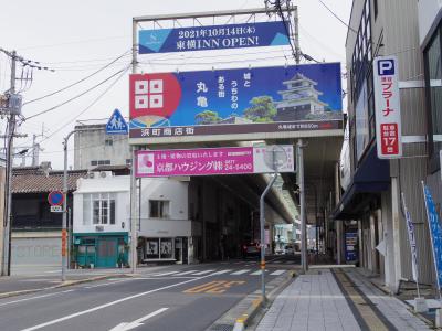 丸亀駅前から続く商店街です