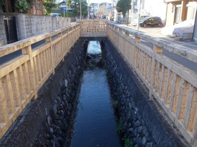 日野駅の近くにも。道路の真ん中を用水路が