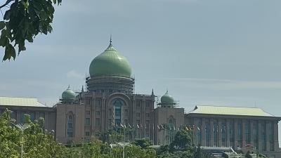 ピンクモスクの近くにあります