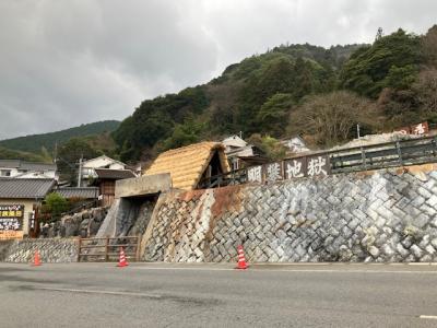 岡本屋の売店の道を挟んだ反対側