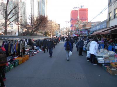 掘り出し物もある蚤の市