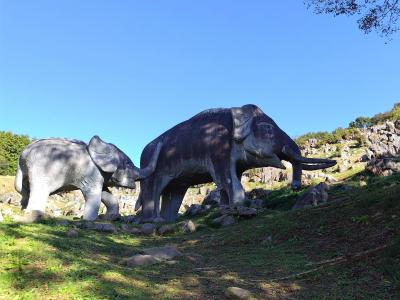 巨大な親子のナウマン象と「マムシ注意」の看板