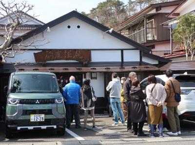 小さな漁港の片隅のお店なのに、開店前からお待ちがずら～り