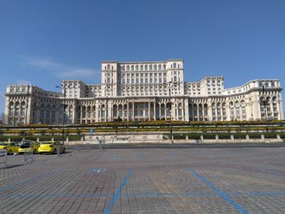 国民の館の前にある大きな広場