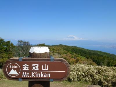 富士山と駿河湾を臨む笹原のハイキングコース