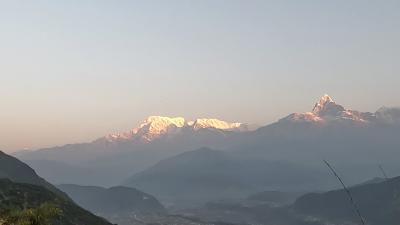 赤く染まる山が見えます