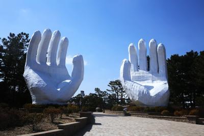 日の出公園の大きな手のオブジェ