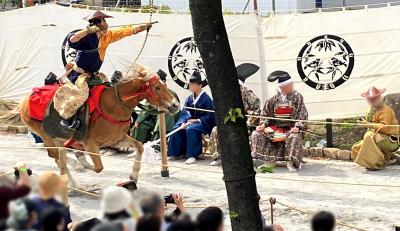 弓馬術【浅草流鏑馬】( *ﾉ^-ﾟ)/|)‥‥>> ━→　(◎)　疾走する馬上から3つの的を弓矢で射抜く！！