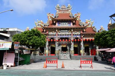 龍虎塔の正面にある祠